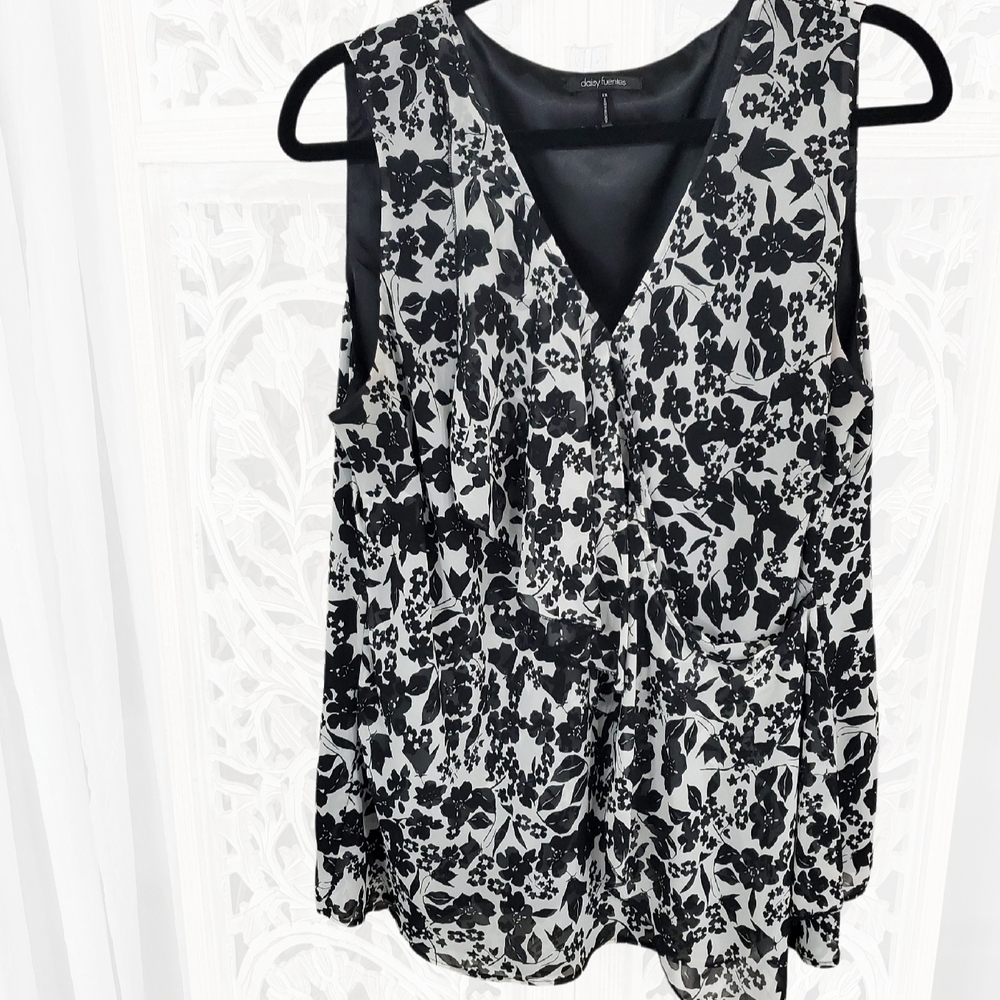 Daisy Fuentes Black and White Floral V-Neck Sleeveless Blouse. Sz XL